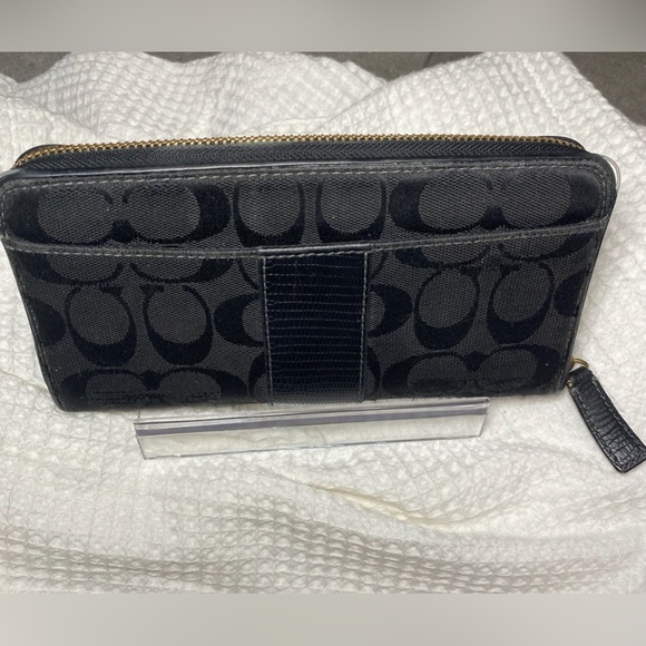 Vintage Black Coach Julia Black Logo Zip Accordion Slim Wallet 8”x4” - Picture 2 of 6